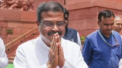 ইস্তফার পর প্রথম দিন সংসদে ধর্মেন্দ্র প্রধান: ‘জিন্দাবাদ’ ধ্বনি, বিরোধীদের কটাক্ষ, অচল লোকসভা