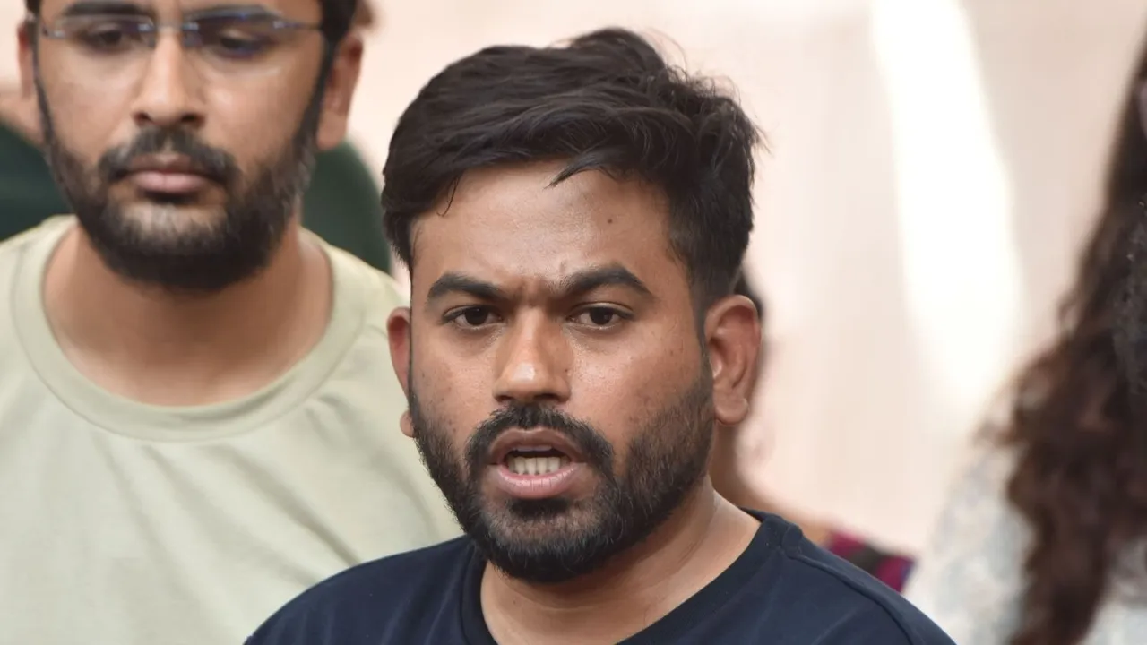 ১২ বছরের শিশুর ওপর লাঠিচার্জের অভিযোগ: মোদীর প্রকাশ্য ক্ষমা দাবি দিপকের