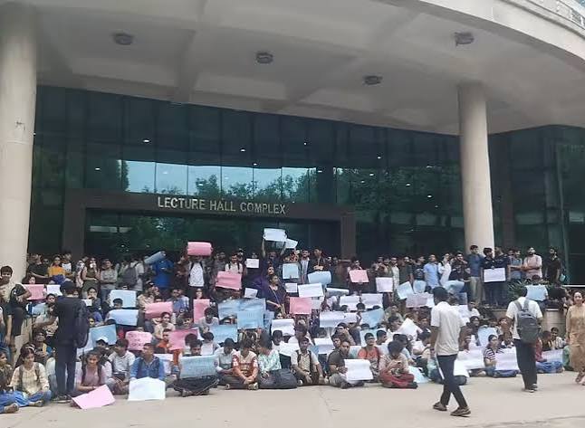 পড়ুয়া মৃত্যুর পাঁচ দিন পর কড়া বার্তা আইআইটি-র