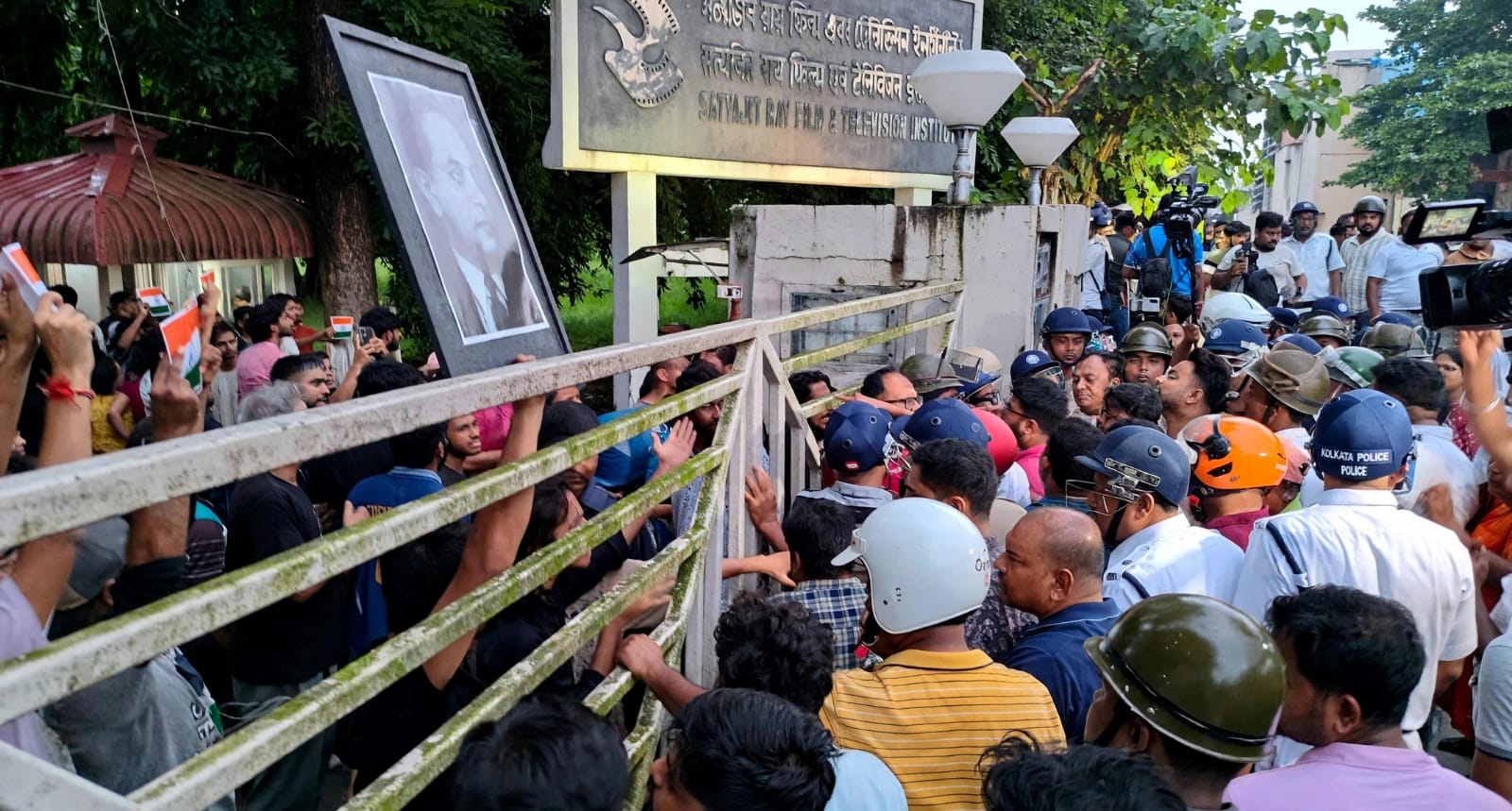 কেন্দ্রের সাড়া মেলেনি, বৃহত্তর সমাবেশের হুঁশিয়ারি এসআরএফটিআই পড়ুয়াদের