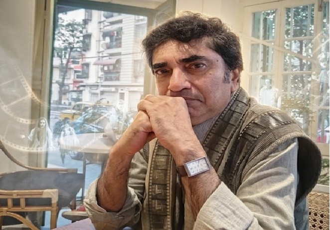 অনীক দত্ত এবং মধ্যবিত্তের মানসিক দ্বিচারিতার সরস কৌতুকদর্পণ