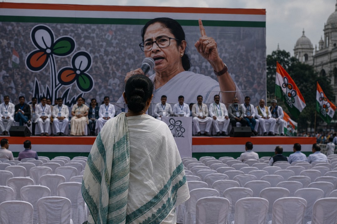 ধর্ণামঞ্চে নিঃসঙ্গ সম্রাজ্ঞী