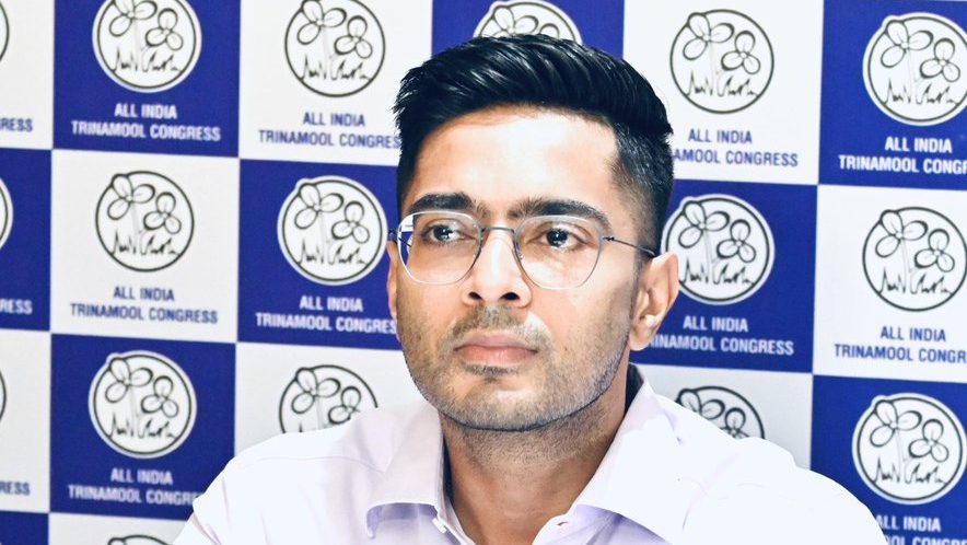 অভিষেকের আত্মবিশ্বাসের উৎস কোথায়?