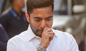 দেহরক্ষীর খোঁজে অভিষেকের বাড়িতে পুলিশ