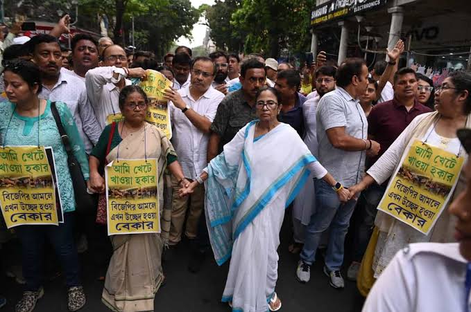 হকার উচ্ছেদ প্রতিবাদে “নিঃসঙ্গ” মমতা