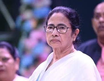 তৃণমূলে ভাঙন, তাই পথে মমতা