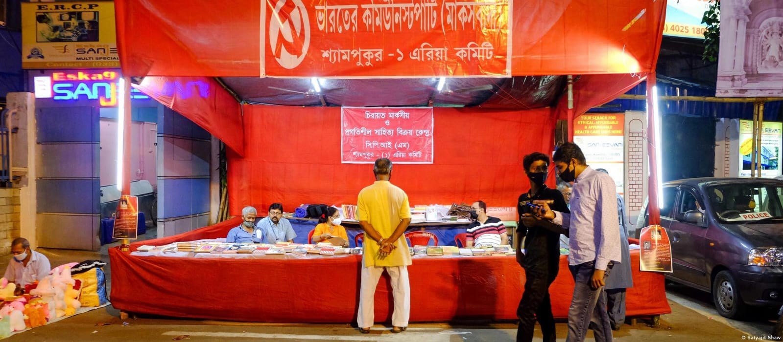 দুর্গাপুজোর মণ্ডপের কাছে বাম দলগুলির বইয়ের স্টল