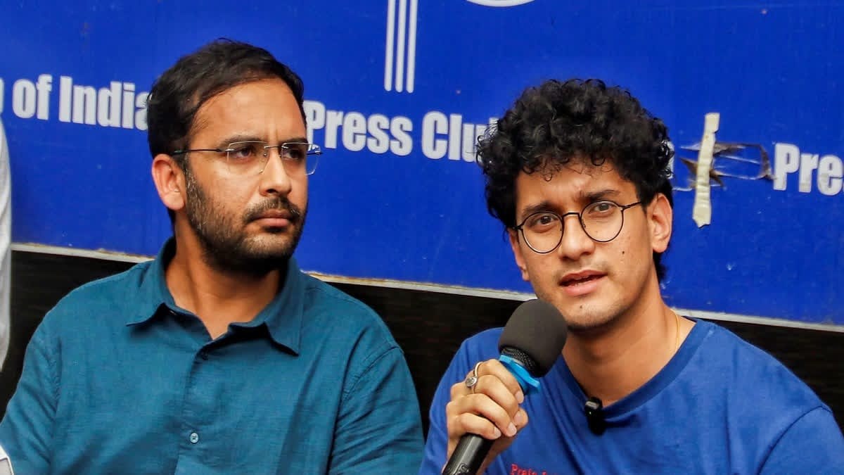 ককরোচ জনতা পার্টির দুই নেতা সৌরভ দাস ও আশুতোষ রাঙ্কা