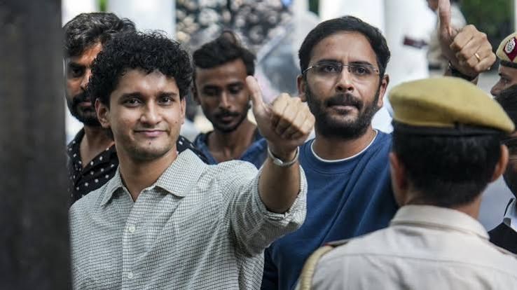 যন্তর মন্তরে বিক্ষোভের ঘটনায় সিজেপি নেতা আশুতোষ রাঙ্কা ও সৌরভ দাসের বিচারবিভাগীয় হেফাজত আরও দু’দিন বাড়াল আদালত। জামিনের শুনানিকে ‘প্রহসন’ বলে অভিযোগ সিজেপির